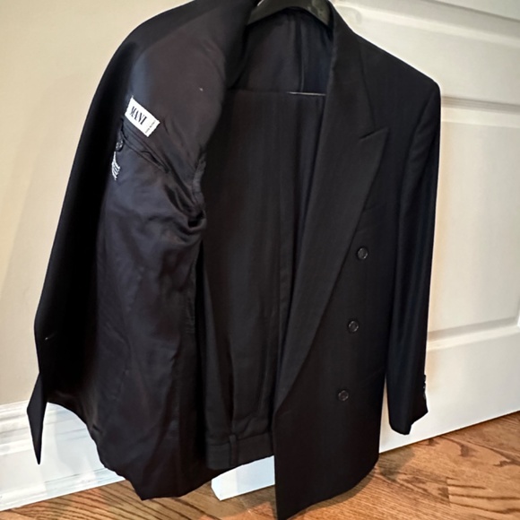 Giorgio Armani suits. Made in Italy. Fine Italian wool. 6 colors and styles. - Picture 4 of 16